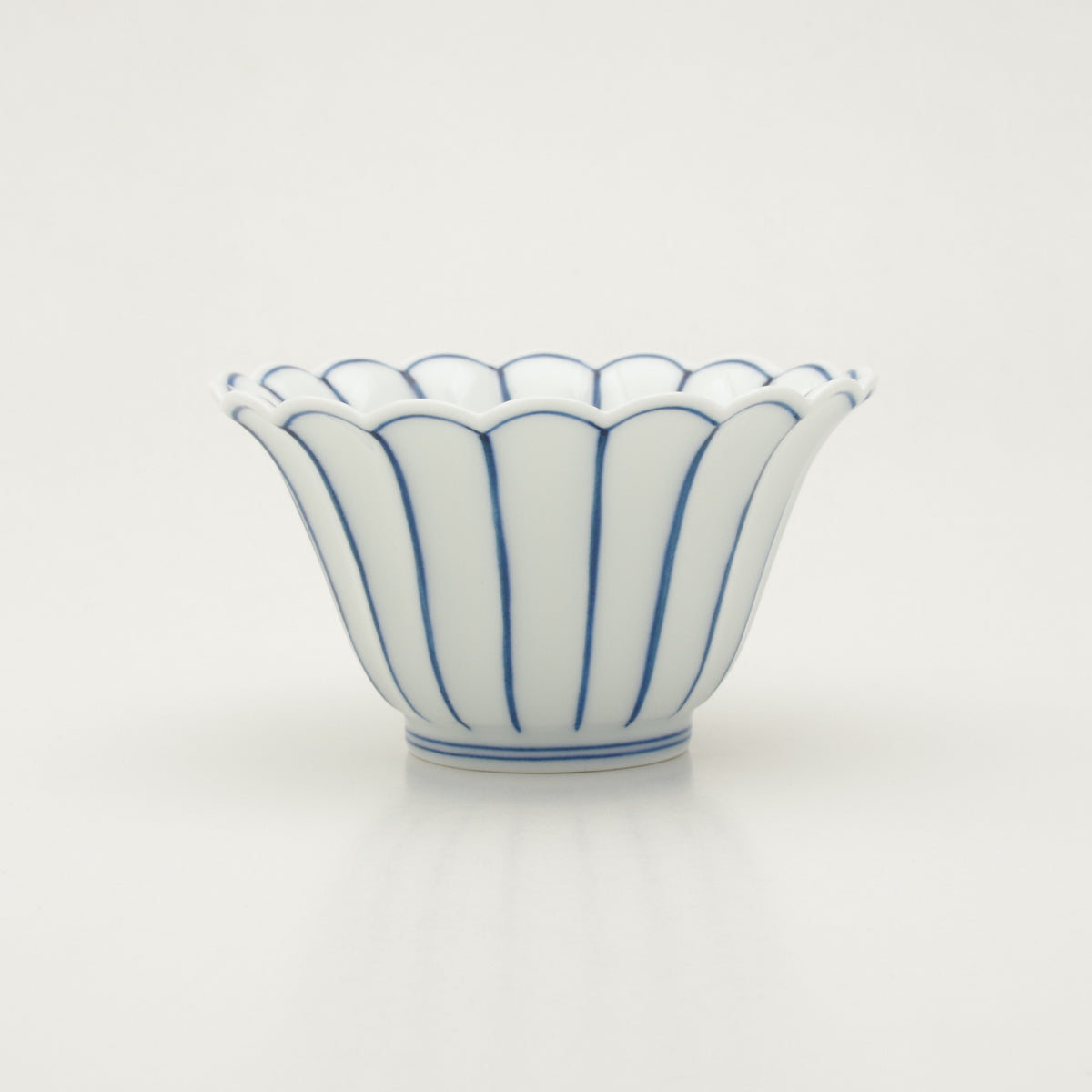 有田焼 染付薄渕 菊割小鉢(大/青) 10.8cm Ojiyama Studio1156