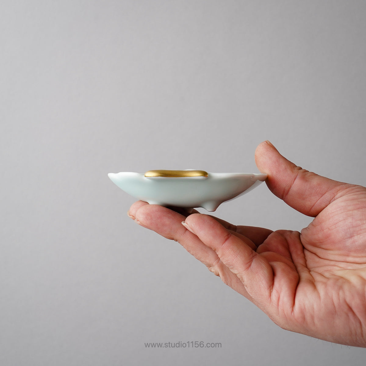 伊万里焼 モイスト 金彩 桃型 三ツ足小皿 10cm