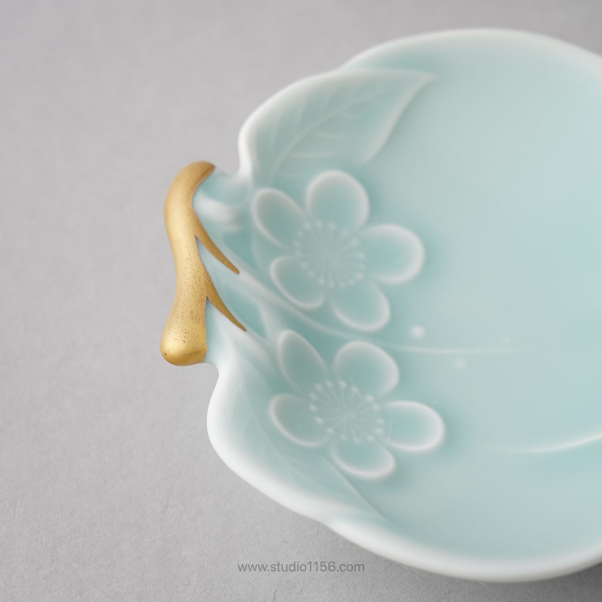 伊万里焼 モイスト 金彩 桃型 三ツ足小皿 10cm 伊万里焼 モイスト 金彩 桃型 三ツ足小皿 10cm