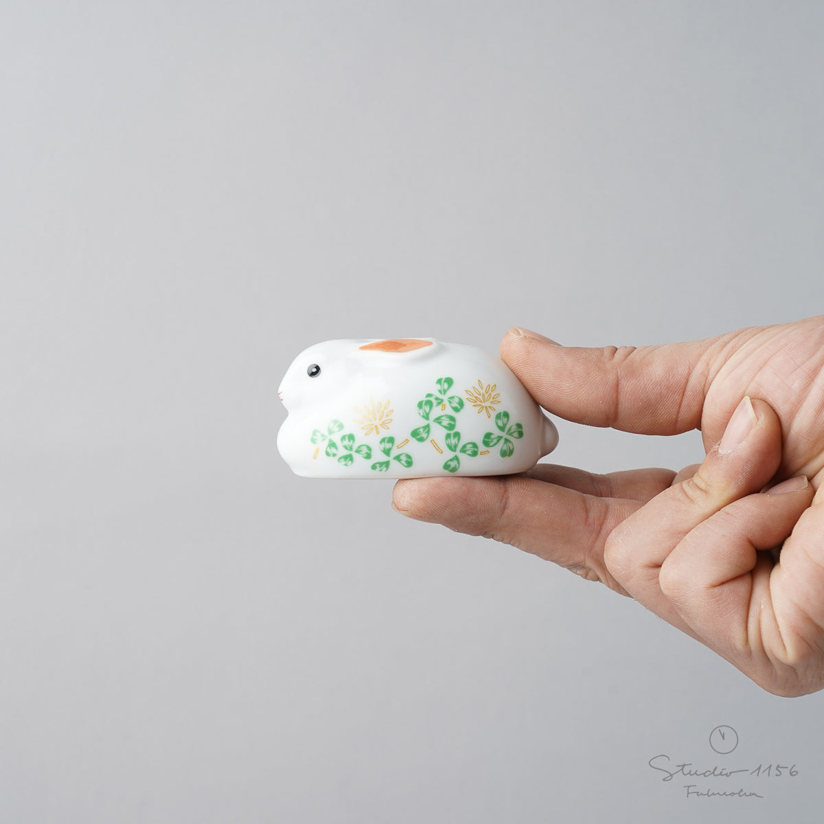 有田焼 干支置物 卯 7.5cm [オリジナル木台付] クローバー兎 Kouraku Studio1156