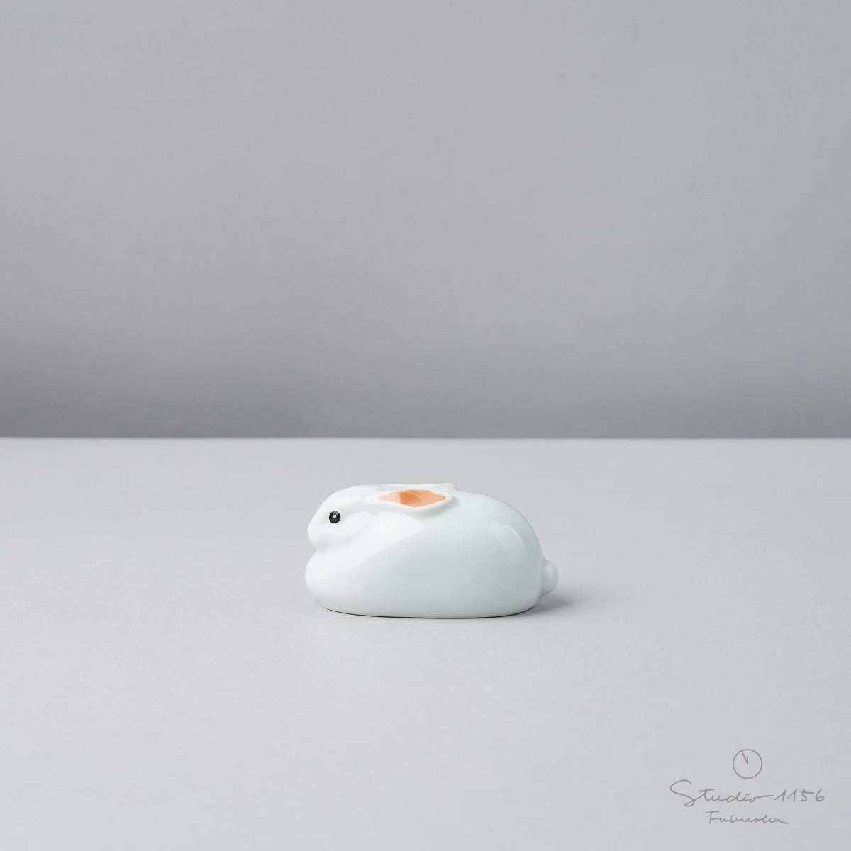 有田焼 干支置物 卯 7.5cm [オリジナル木台付] Kouraku Studio1156