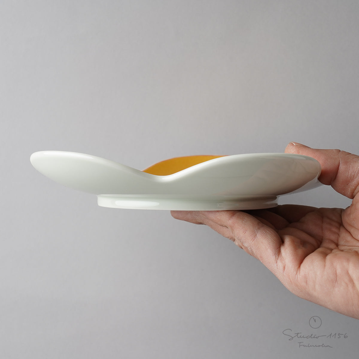 有田焼 捻り梅型七寸盛皿 21cm Kouraku Studio1156