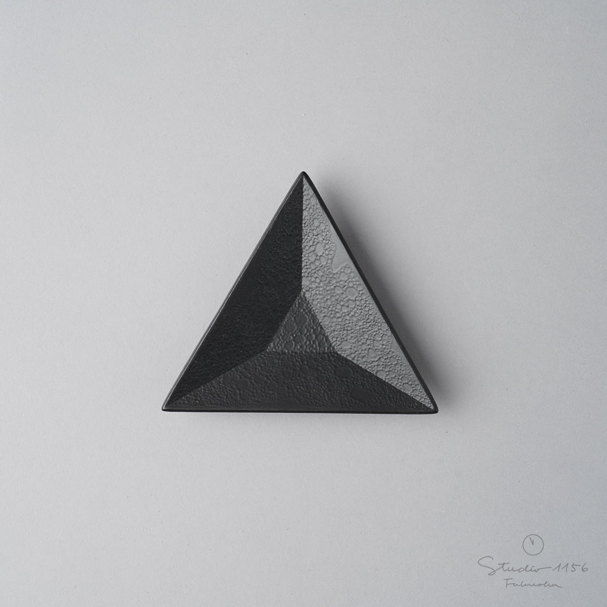 有田焼 三角豆小皿 8.5cm 黒泡マット Kichiemon Studio1156