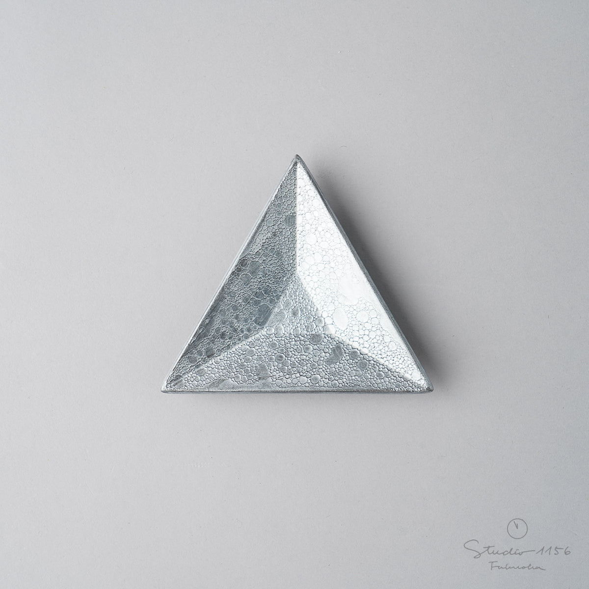 有田焼 三角豆小皿 8.5cm 黒泡雲銀 Kichiemon Studio1156