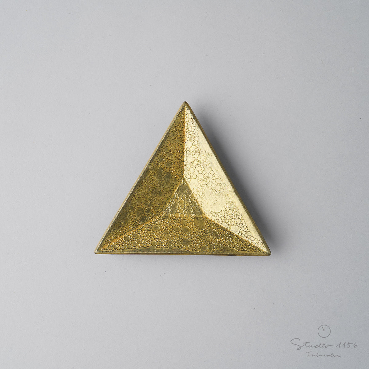 有田焼 三角豆小皿 8.5cm 黒泡雲金 Kichiemon Studio1156