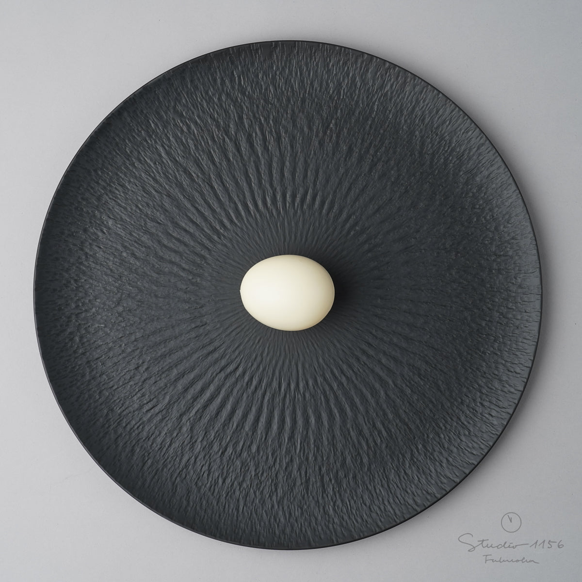 有田焼 飛鉋 フラットプレート(XL) 29.5cm [強化磁器] 黒墨 Riso Studio1156