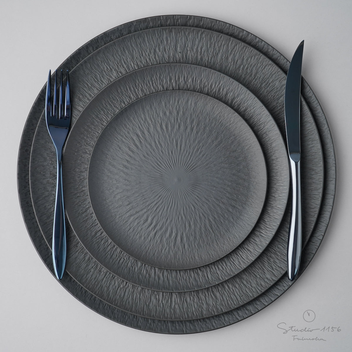 有田焼 李荘窯：ブラックホール Φ260捻りプレート ブルー☆ 有田焼/李荘窯/APB ブラックホール 26cm捻りプレート/青/Φ26 X