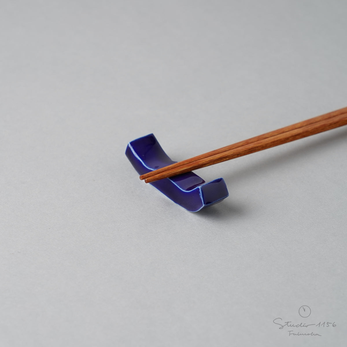 有田焼 反り型箸置き(L) 5.5cm 瑠璃 Seitoen Studio1156