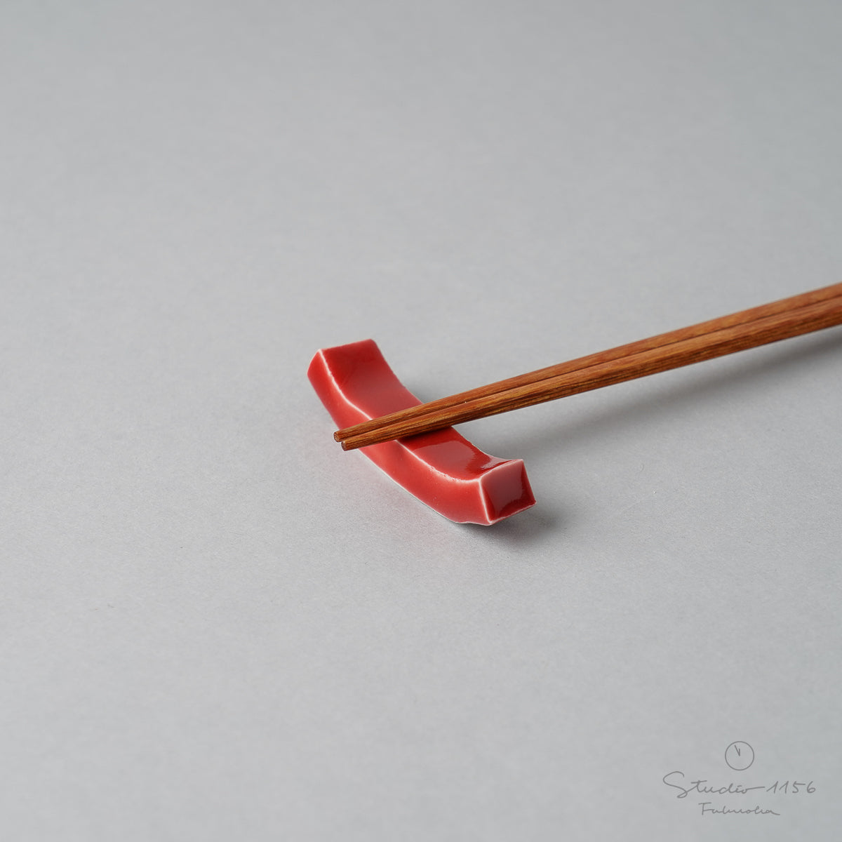 有田焼 反り型箸置き(L) 5.5cm 赤釉 Seitoen Studio1156