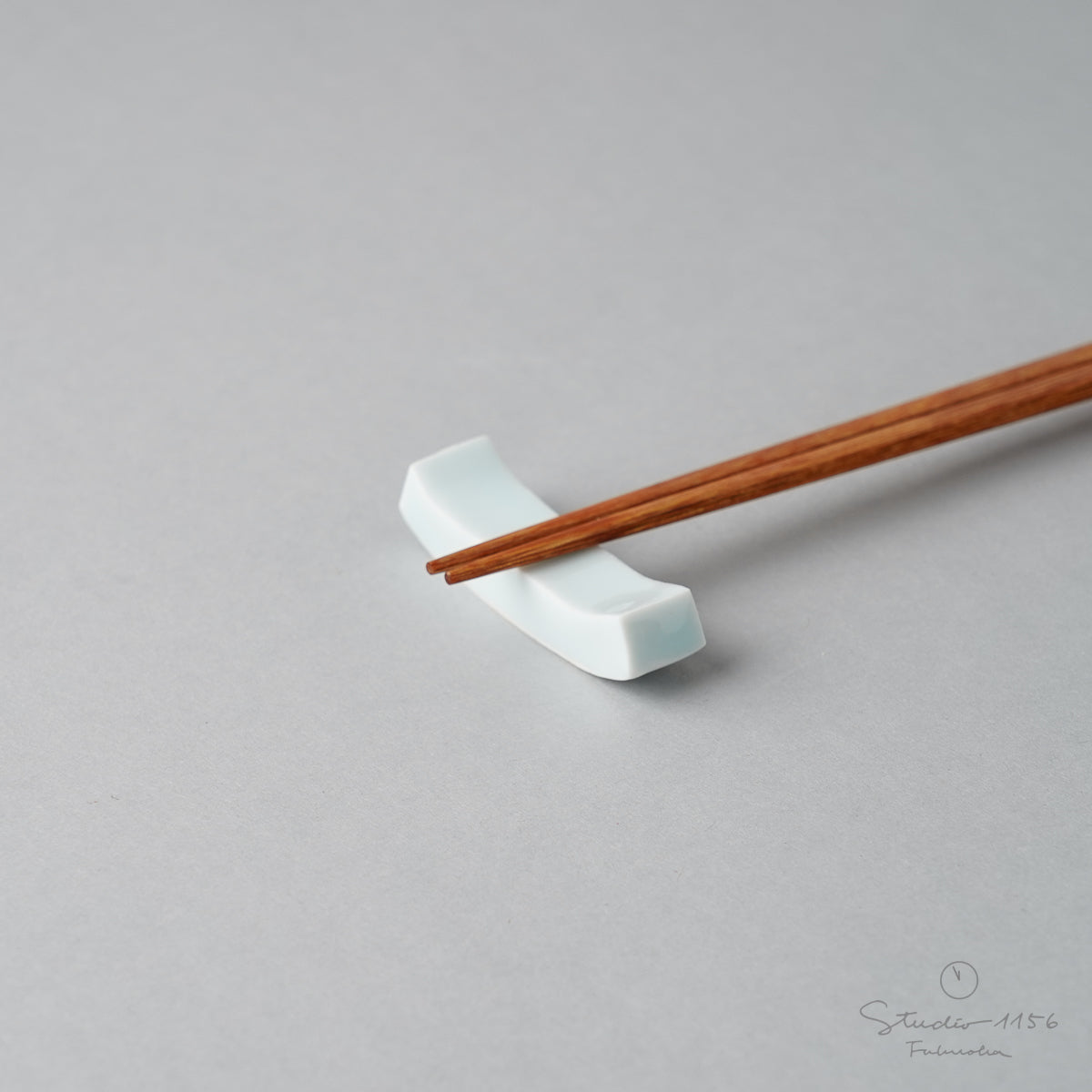 有田焼 反り型箸置き(L) 5.5cm 青白磁 Seitoen Studio1156