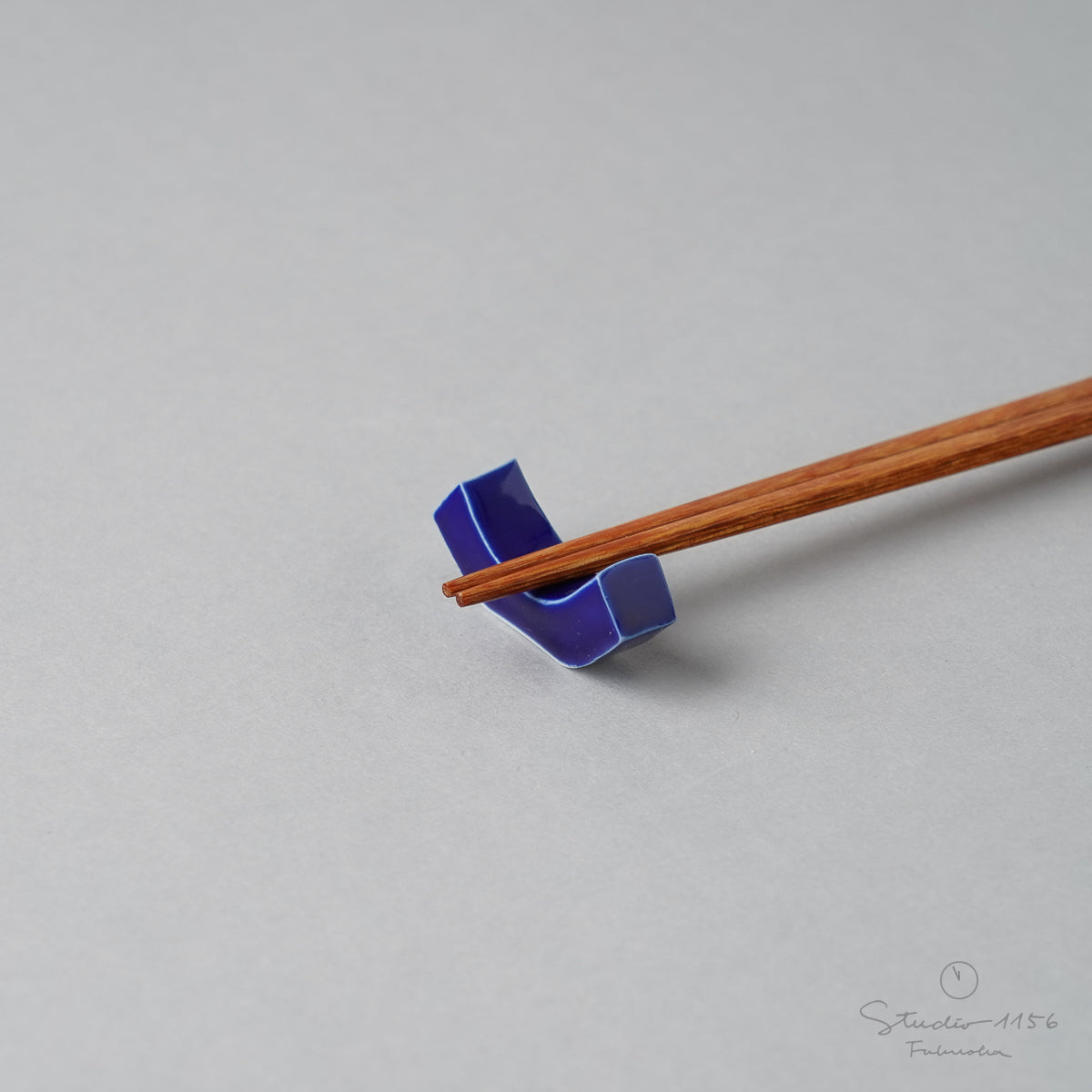 有田焼 反り型箸置き(M) 4.3cm 瑠璃 Seitoen Studio1156