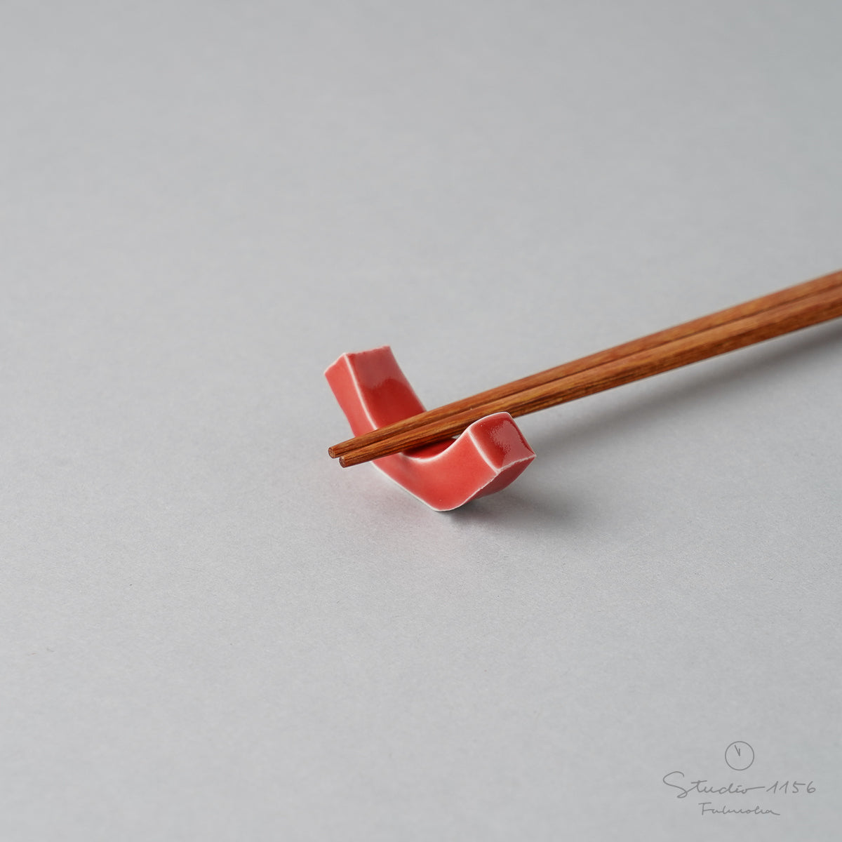 有田焼 反り型箸置き(M) 4.3cm 赤釉 Seitoen Studio1156