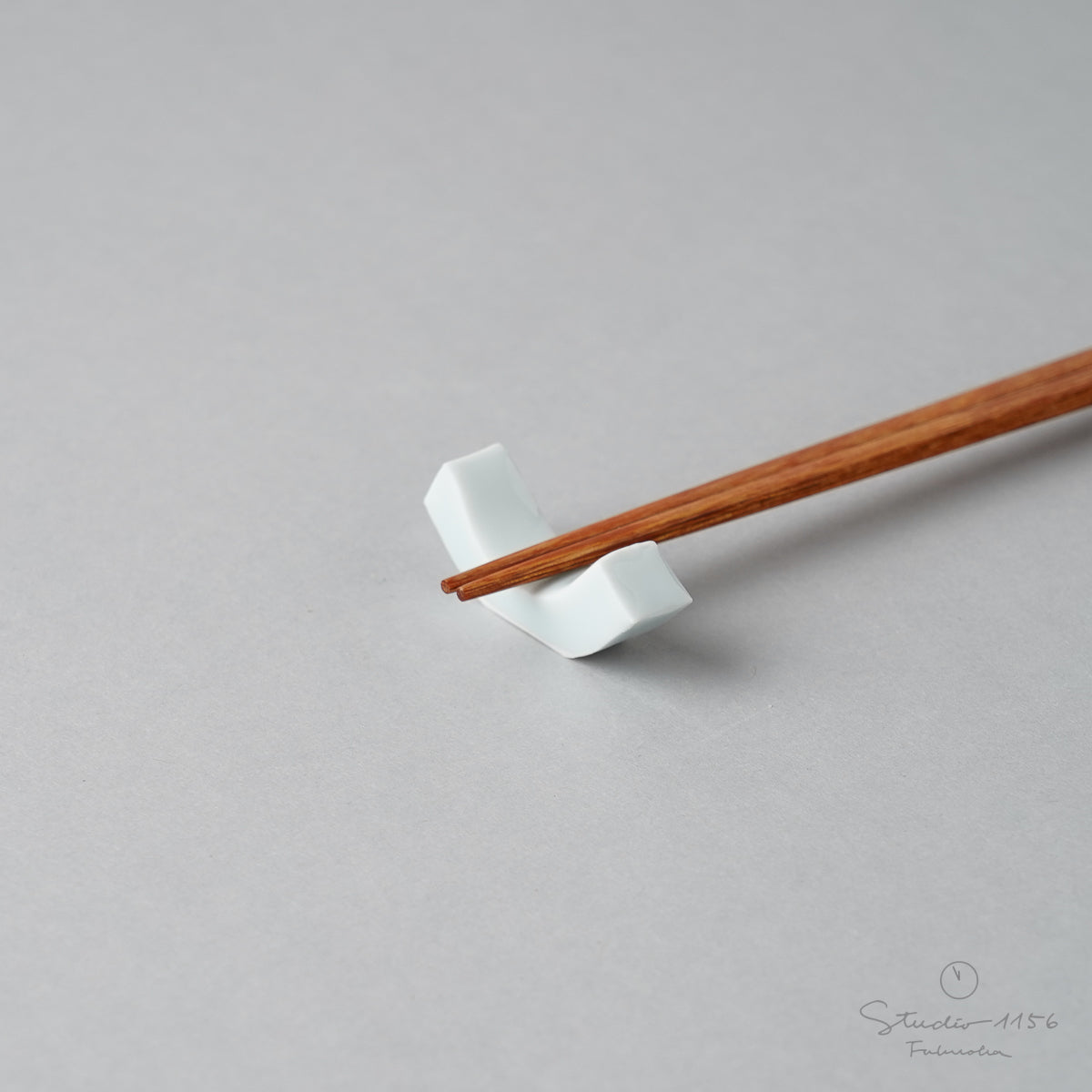 有田焼 反り型箸置き(M) 4.3cm 青白磁 Seitoen Studio1156