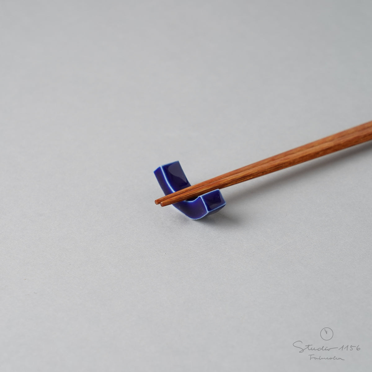 有田焼 反り型箸置き(S) 3.4cm 瑠璃 Seitoen Studio1156