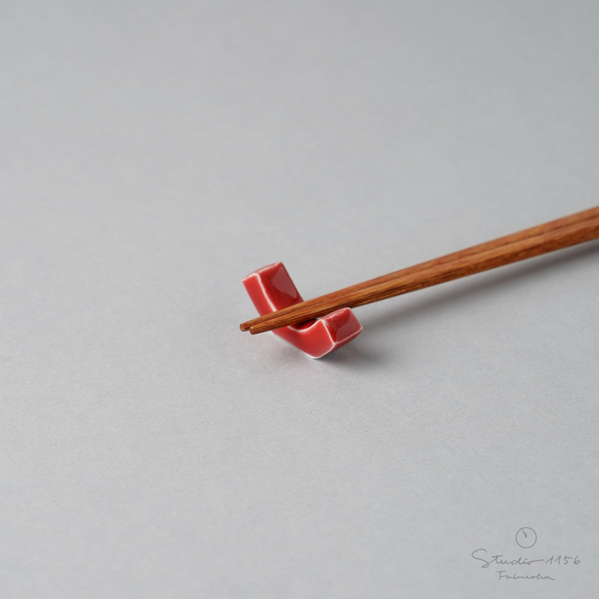 有田焼 反り型箸置き(S) 3.4cm 赤釉 Seitoen Studio1156