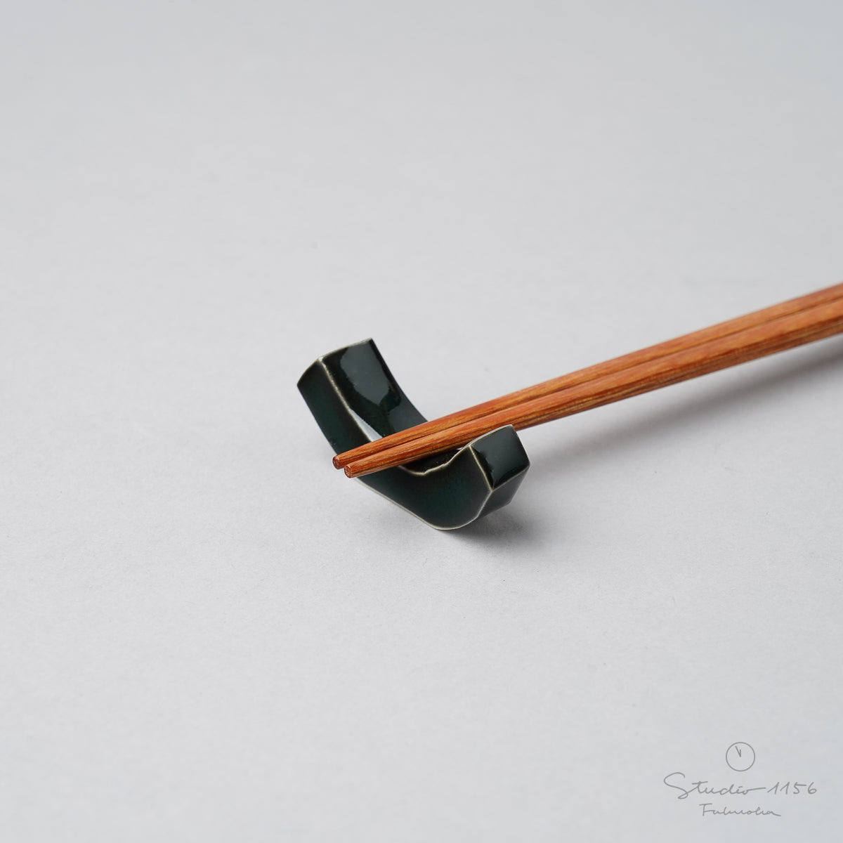 有田焼 反り型箸置き(M) 4.3cm 黒釉 Seitoen Studio1156