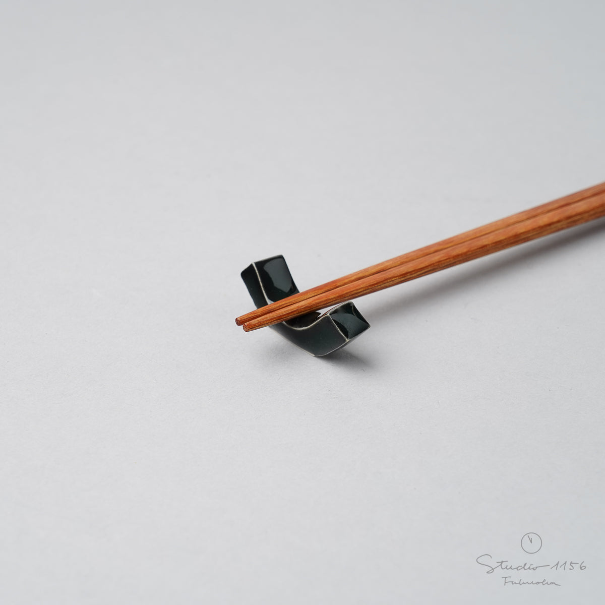 有田焼 反り型箸置き(S) 3.4cm 黒釉 Seitoen Studio1156