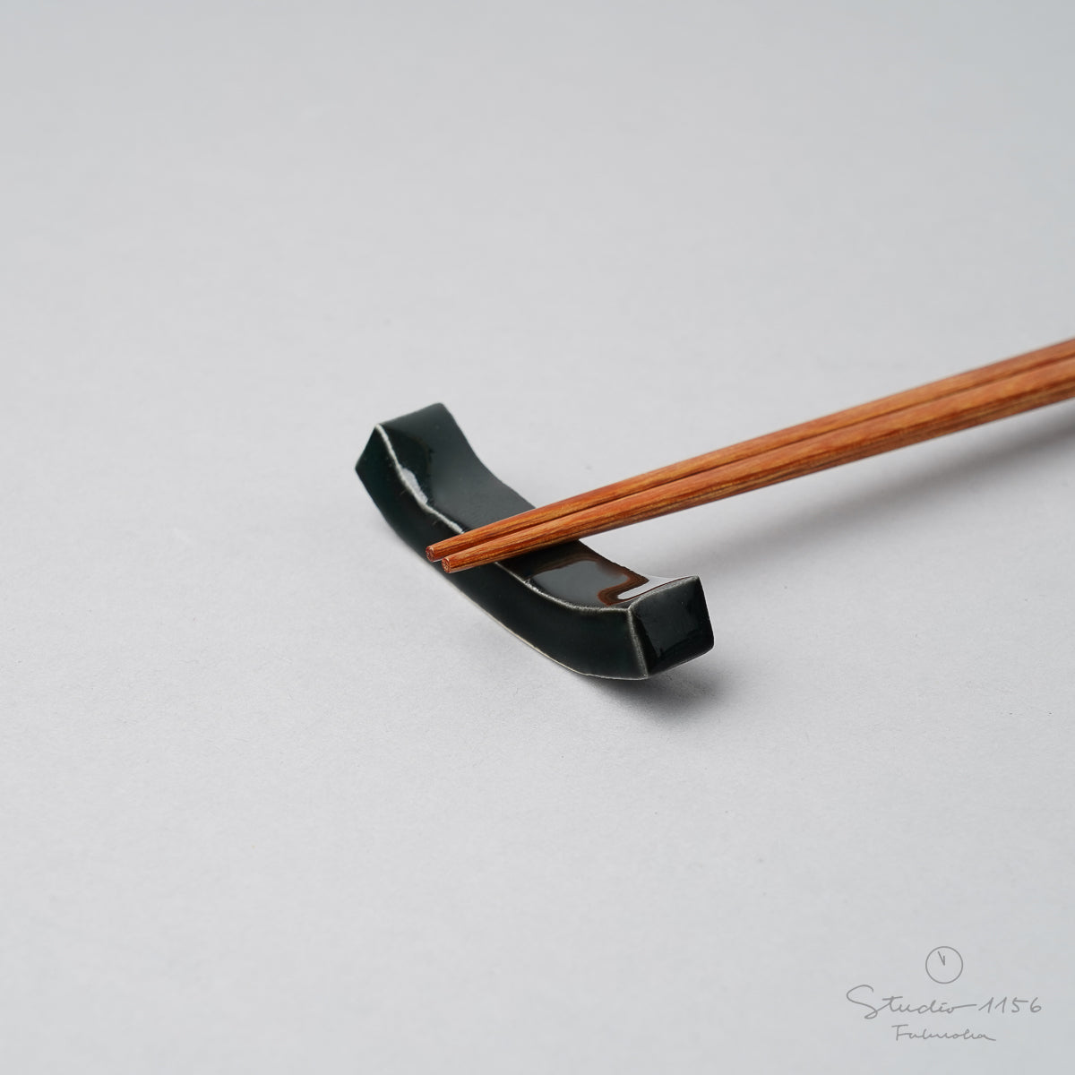 有田焼 反り型箸置き(L) 5.5cm 黒釉 Seitoen Studio1156