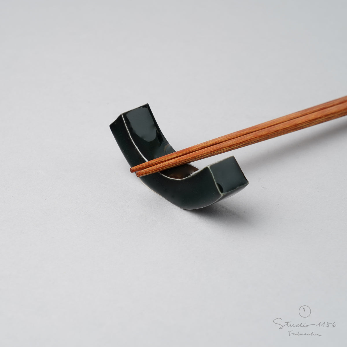 有田焼 反り型箸置き(XL) 6.3cm 黒釉 Seitoen Studio1156