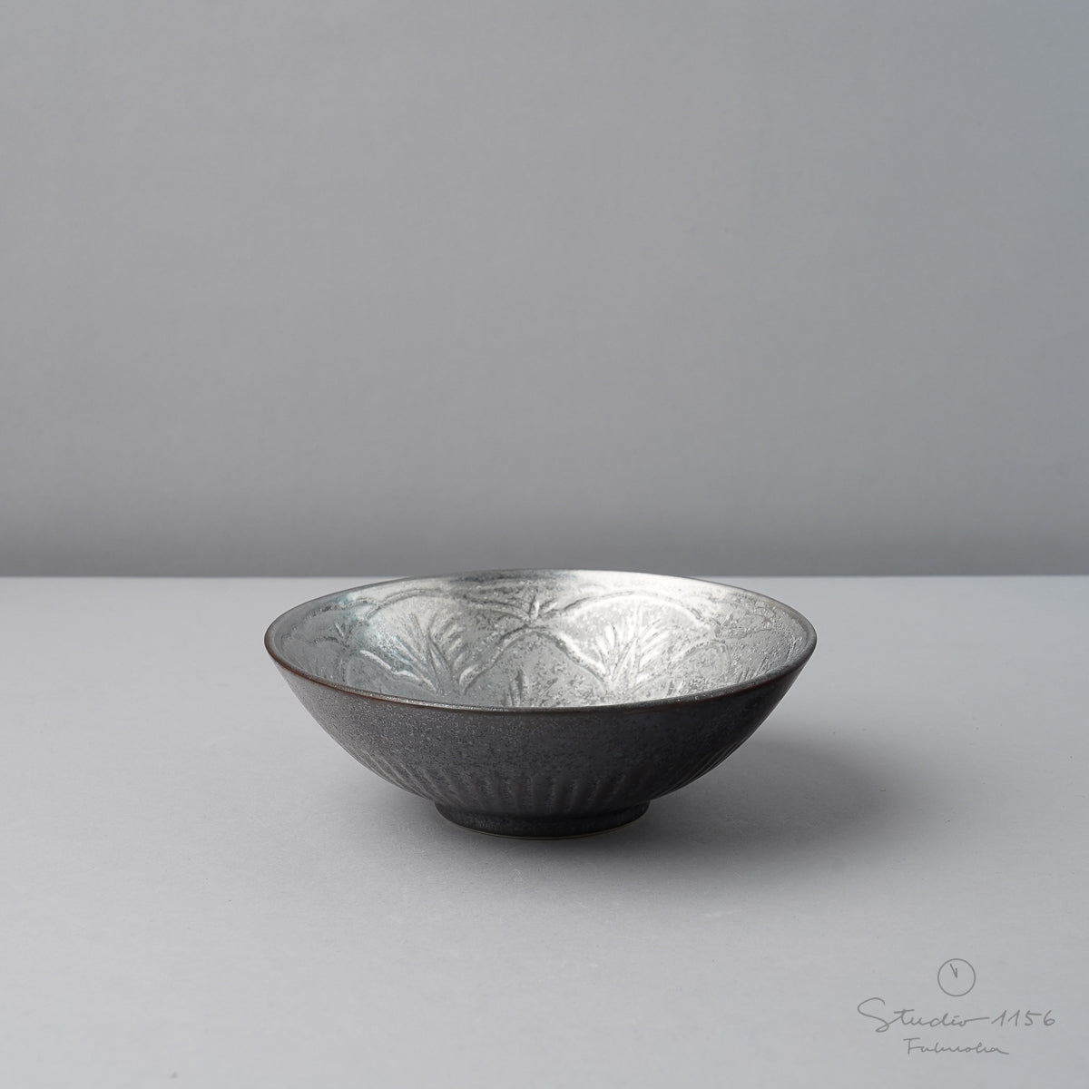有田焼 黒柚子銀 鴻臚館彫 中鉢 15.5cm Touetsu Studio1156