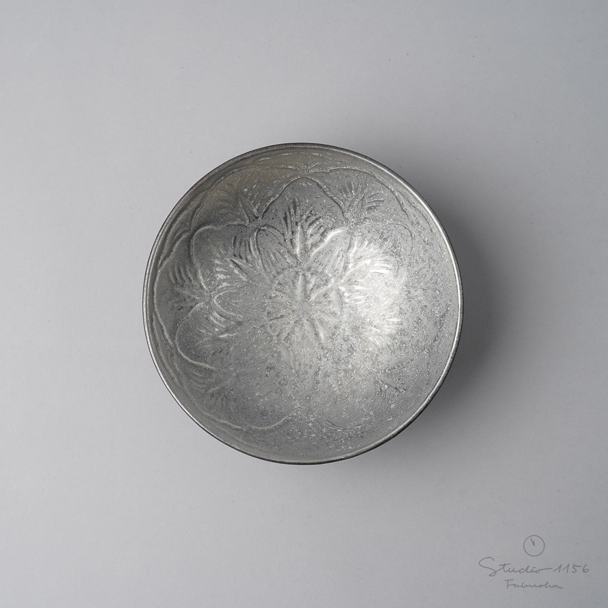 有田焼 黒柚子銀 鴻臚館彫 中鉢 15.5cm