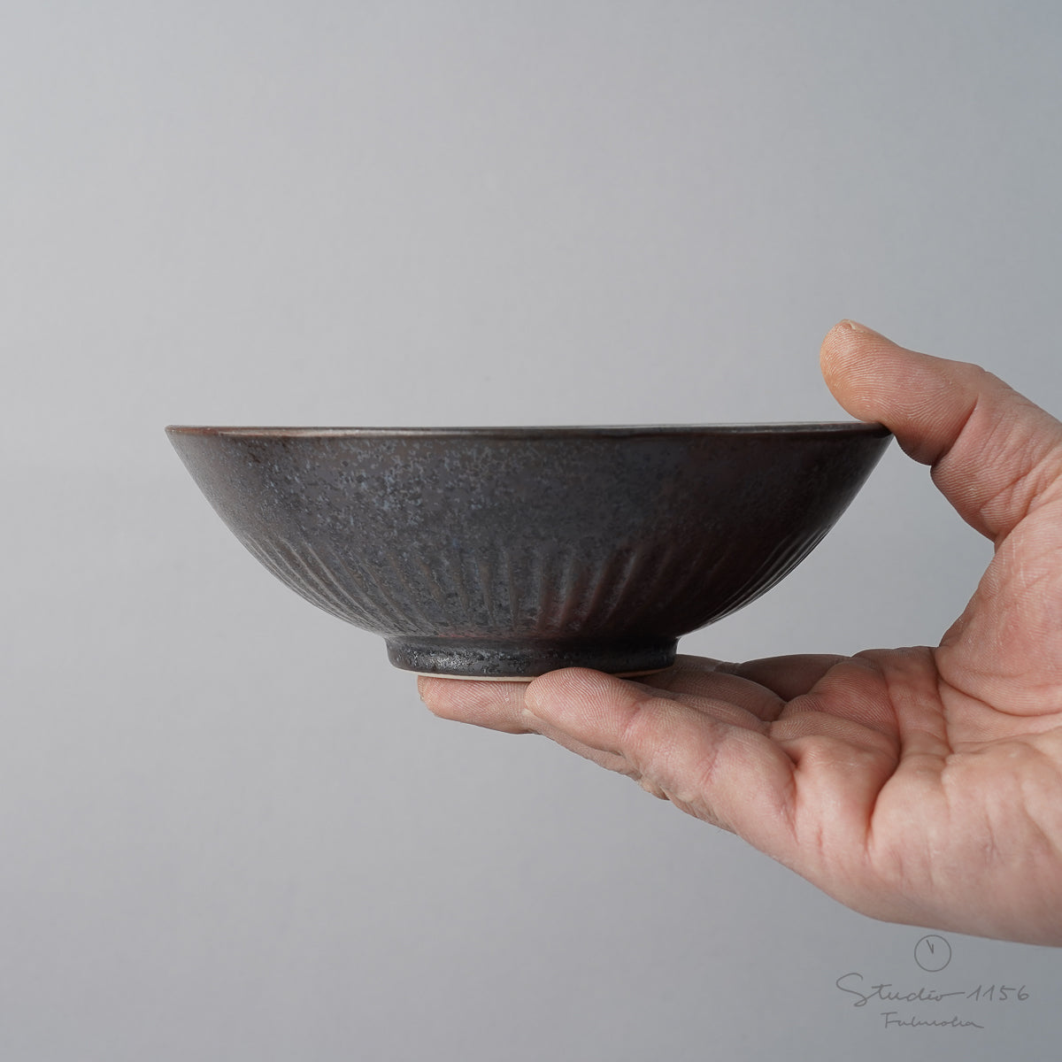 有田焼 黒柚子銀 鴻臚館彫 中鉢 15.5cm Touetsu Studio1156